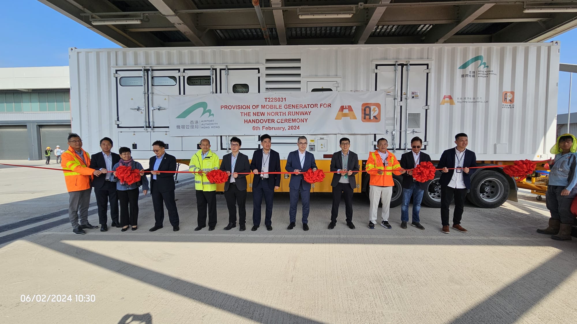AP Rentals cooperates with Wing Hing to handover standby mobile generator to Hong Kong Airport Authority